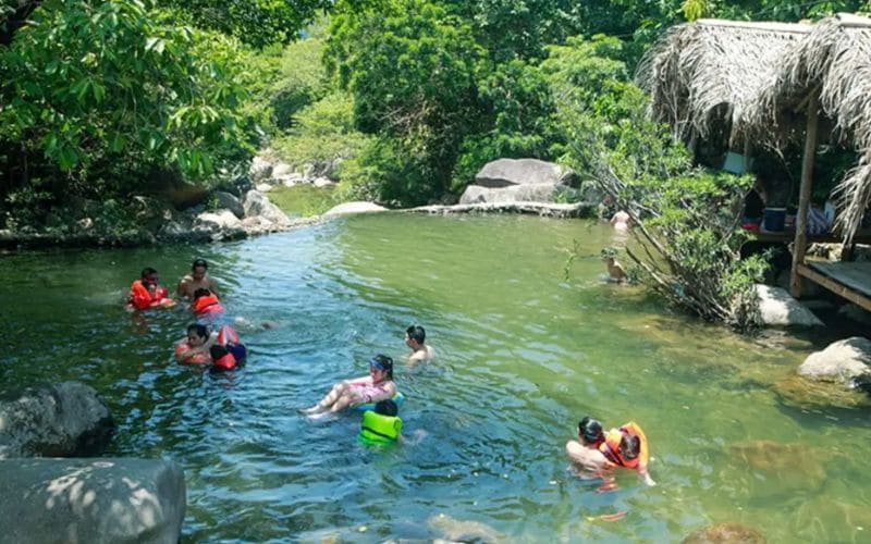 Suối Lương Đà Nẵng - Ngất ngây trước thiên nhiên đẹp hoang sơ 8 Trải nghiệm tắm suối tại Suối Lương Đà Nẵng