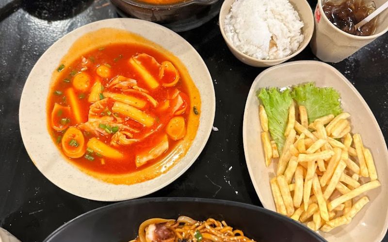 Zé Food - Tiệm gà rán và lẩu ly ngon “quên lối về” tại Đà Nẵng 8 Zé Food có nhiều món ăn đậm vị Hàn Quốc