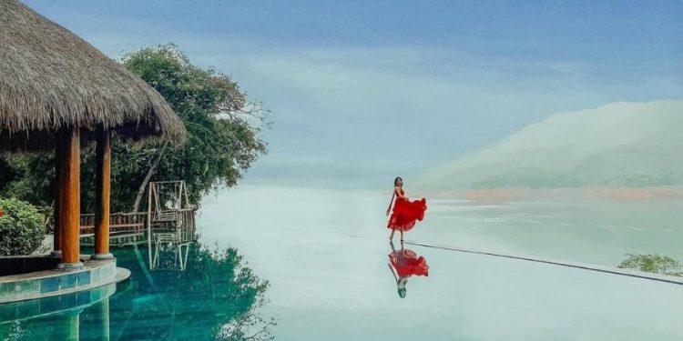 Bể bơi vô cực sát hồ Hòa Bình tại Mai Châu Hideaway