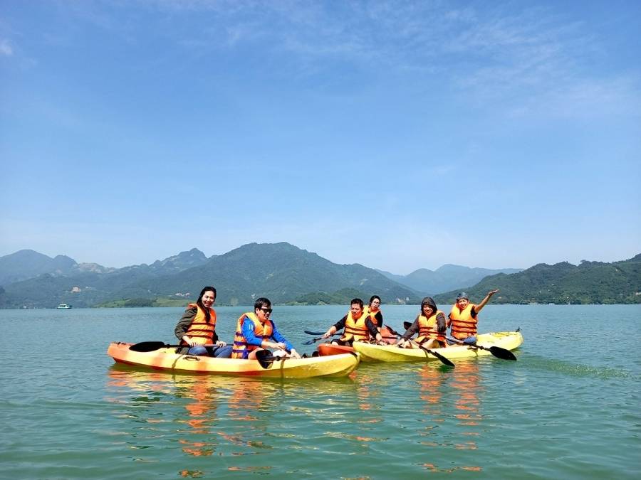 Du khách thư giãn trên thuyền kayak tại hồ Hòa Bình